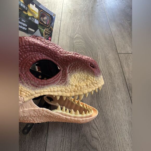 Jurassic world Reptile Velociraptor Mask - Red and Tan - Picture 6 of 9